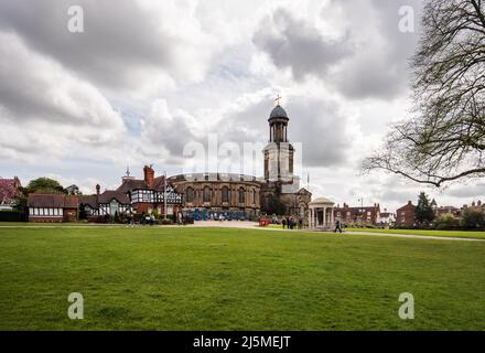 L'église St Chad de Shrewsbury Shropshire, située à côté de Quarry Park. Un bâtiment de conception circulaire intéressant, avec une pierre tombale à Ebenezer Scrooge. Banque D'Images