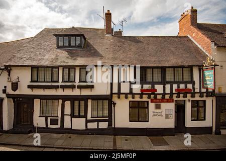 La maison publique Three Fisches de Shrewsbury, Shropshire, est à côté de l'église St Akulda et date du 16th siècle. Banque D'Images