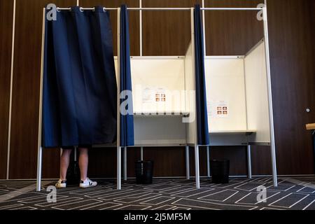 Amsterdam le 24/04/2022. Bureau de vote pour les Français à l'étranger pour le deuxième tour de l'élection présidentielle française. Photo de Martin Bertrand Banque D'Images