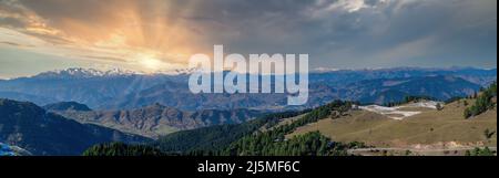 Paysage coloré d'automne dans la mer noire des montagnes de Karadeniz sur un beau coucher de soleil d'automne, Artvin, Turquie Banque D'Images