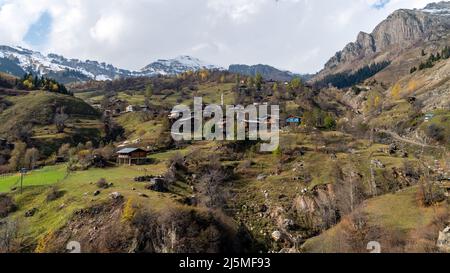 Paysage coloré d'automne dans la mer noire des montagnes de Karadeniz sur un beau coucher de soleil d'automne dans le village de Maden, Savsat, Artvin, Turquie Banque D'Images