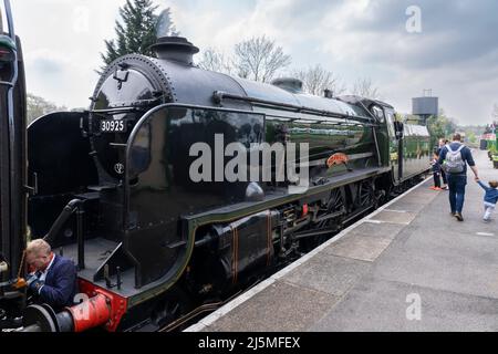 Réaliser le dételage de la locomotive à vapeur 30925 de ses wagons sur le train push-pull qui fonctionne sur la ligne de Watercress historique. Hampshire, Angleterre Banque D'Images