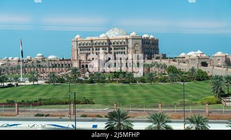 Abu Dhabi, Émirats arabes Unis - février 2022 : Emirates Palace Hotel dans le centre-ville d'Abu Dhabi. Emirates Palace est l'un des plus chers Banque D'Images