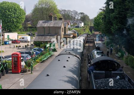 30925 locomotive à vapeur se déplaçant à l'avant du train à la gare d'Alresford. La ligne de Watercress, un héritage de MID-hants. Hampshire, Angleterre Banque D'Images