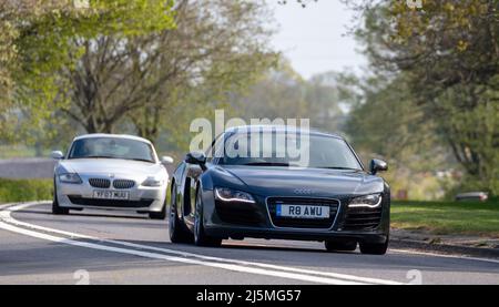 2008 Audi R8 BMW derrière Banque D'Images