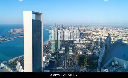 Abu Dhabi, Émirats arabes Unis - février 2022 : vue panoramique de la ville d'Abu Dhabi dans les Émirats arabes Unis. Abu Dhabi attire chaque année 10 millions de personnes Banque D'Images