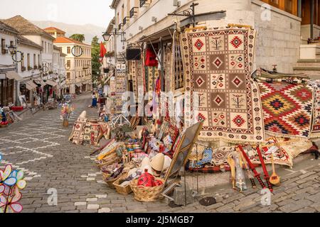 Boutique de souvenirs dans la vieille ville de Gjirokaster en Albanie. Banque D'Images