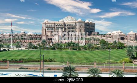 Abu Dhabi, Émirats arabes Unis - février 2022 : Emirates Palace Hotel dans le centre-ville d'Abu Dhabi. Emirates Palace est l'un des plus chers Banque D'Images