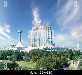Abu Dhabi, Émirats arabes Unis - février 2022 : Marina Mall et Marina Village avec l'hôtel Rixos Marina Abu Dhabi Banque D'Images