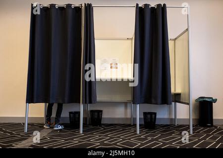 Amsterdam le 24/04/2022. Bureau de vote pour les Français à l'étranger pour le deuxième tour de l'élection présidentielle française. Photo de Martin Bertrand Banque D'Images