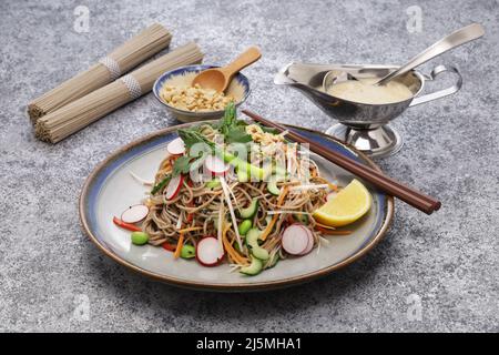 salade de nouilles soba végétalienne avec sauce épicée aux arachides Banque D'Images