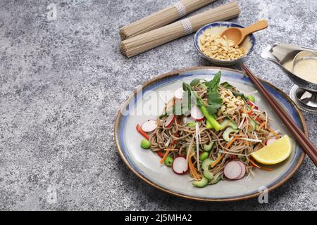 salade de nouilles soba végétalienne avec sauce épicée aux arachides Banque D'Images