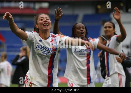 Lyon, France, 24th avril 2022. Selma Bacha, Melvin Malard et Wendie Renard de Lyon célèbrent devant les fans après le coup de sifflet final du match de la Ligue des champions des femmes de l'UEFA au stade OL, à Lyon. Crédit photo à lire: Jonathan Moscrop / Sportimage crédit: Sportimage / Alay Live News Banque D'Images