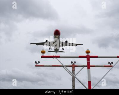 Avion d'atterrissage à l'aéroport de Kloten Zurich Banque D'Images