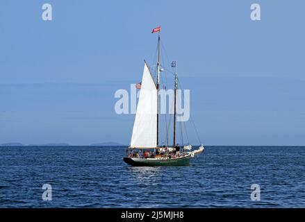 Vue à tribord de la Schooner surprise en naviguant dans la baie de Penobscot le long de la côte du Maine près de Camden Banque D'Images