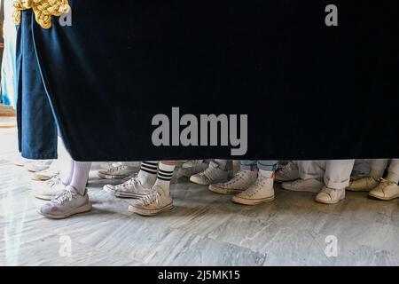 Costaleros portent le paso dans le défilé de la procession Banque D'Images