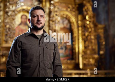 Ukraine le président Volodymyr Zelenskyy présente un message orthodoxe de Pâques pour le peuple d'Ukraine en temps de guerre depuis la grande cathédrale Sainte-Sophie de Kiev, Ukraine. Banque D'Images