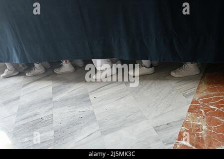 Costaleros portent le paso dans le défilé de la procession Banque D'Images