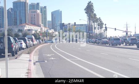 Voitures et palmiers sur le bord de l'eau Harbor Drive, gratte-ciel dans le centre-ville, horizon ou paysage urbain en Californie, États-Unis. Trafic et architecture sur la côte. Civic Center, Administration de San Diego. Banque D'Images