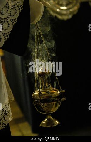 Le censeur d'or s'est allumé et a fumé en levant pendant un cortège Banque D'Images