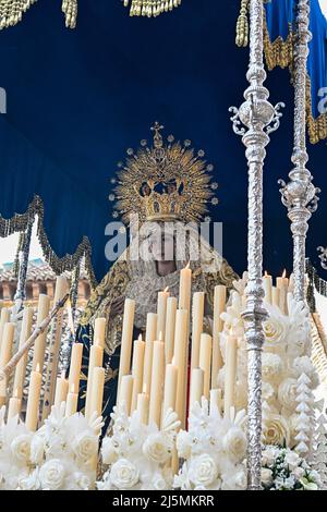 Notre Dame la Vierge des larmes, sur le trône pour la procession Banque D'Images