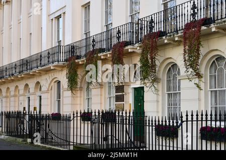 Maisons de ville géorgiennes avec plantes suspendues à Fitzroy Square, Fitzrovia, Londres Banque D'Images