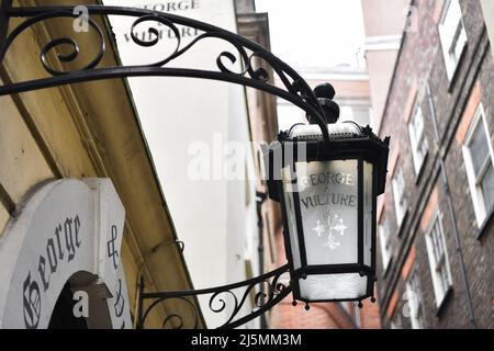 Lampe ornée du restaurant/pub George and Vulture à Castle court dans la ville de Londres et autrefois lieu de rencontre du tristement célèbre Hellfire Club Banque D'Images