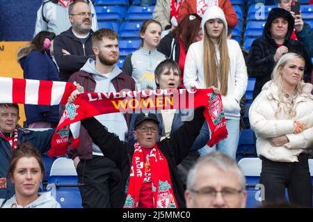 Birkenhead, Royaume-Uni. 24th avril 2022. Les fans de Liverpool fêtent la victoire du FA Women's Championship 2021-22 après que Liverpool ait remporté le match de football du Womens Championship entre Liverpool et Sheffield United 6-1 au Prenton Park à Birkenhead, en Angleterre. Terry Scott/SPP crédit: SPP Sport Press photo. /Alamy Live News Banque D'Images