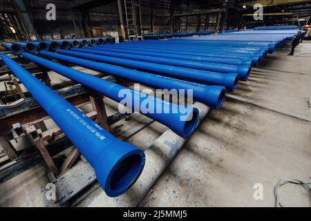Nouveaux tuyaux en fonte pour la construction de pipelines dans l'entrepôt Banque D'Images