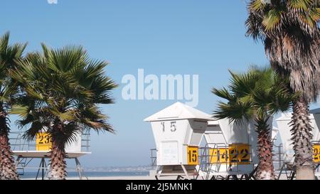 Stand de sauveteurs et palmier, tour de sauveteurs pour le surf sur la plage de Californie.Été océan pacifique aux États-Unis esthétique.Station de sauvetage emblématique baywatch, cabane en tour de sauvetage côtière ou maison en bord de mer. Banque D'Images