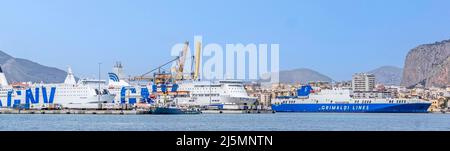 Ferry amarré dans le port de Palerme, Sicile, Italie avec des bateaux de Grandi Navi Veloci (GNV) Ferries et Grimaldi Lines présents. Banque D'Images