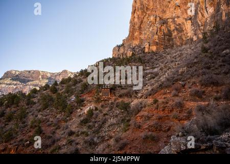 Resthouse niché dans le Cliffside sur Bright Angel Trail dans le parc national du Grand Canyon Banque D'Images