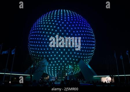 Lake Buena Vista, Floride, le 09 mars 2022 : vue nocturne de la sphère géodésique à l'entrée du centre Epcot de Walt Disney World. Banque D'Images