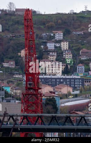 grue rouge d'un ancien chantier naval dans le centre de bilbao Banque D'Images