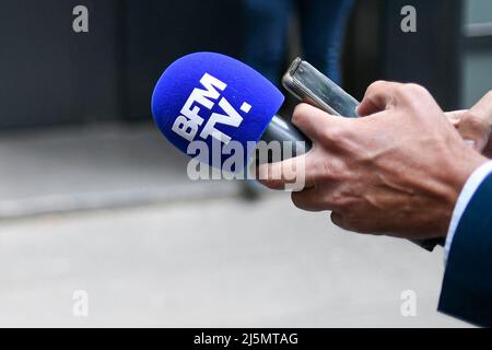 Paris, France. 24th avril 2022. Illustration du microphone (mic, mike, micro) de la chaîne de télévision gratuite française 'BFM TV' (ou 'BFMTV') à Paris, France, le 24 avril 2022. Crédit : Victor Joly/Alamy Live News Banque D'Images