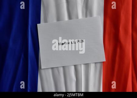 France. 24th avril 2022. Dans cette illustration, un bulletin de Marine le Pen est vu sur un drapeau français pour le deuxième tour de l'élection présidentielle française de 2022. Le dimanche 24 avril 2022, les électeurs français choisiront leur président pour les cinq prochaines années. Le duel s'opposera, comme en 2017, à la candidate d'extrême-droite Marine le Pen du parti 'rassemblement National' (RN) au président sortant Emmanuel Macron de la 'République en Marche' (LREM). Crédit : SOPA Images Limited/Alamy Live News Banque D'Images