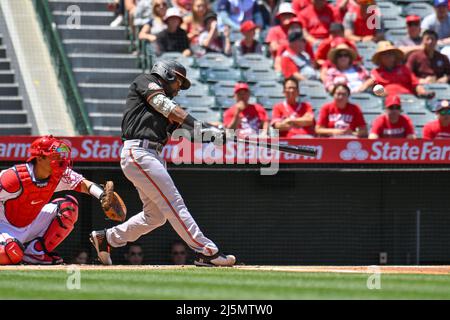 Anaheim, Californie, États-Unis. 24th avril 2022. Cedric Mullins (31), le fiantre du centre des Orioles de Baltimore, frappe un double lors d'un match de baseball MLB entre les Orioles de Baltimore et les Anges de Los Angeles au stade Angel d'Anaheim, en Californie. Justin Fine/CSM/Alamy Live News Banque D'Images