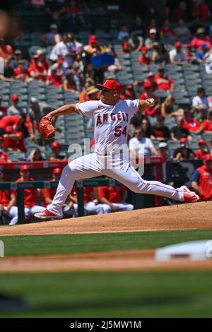 Anaheim, Californie, États-Unis. 24th avril 2022. Los Angeles Angels départ du pichet Jose Suarez (54) lors d'un match de baseball MLB entre les Baltimore Orioles et les Los Angeles Angels au Angel Stadium d'Anaheim, en Californie. Justin Fine/CSM/Alamy Live News Banque D'Images