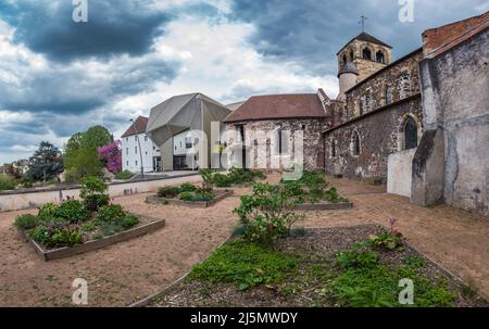 Vue panoramique de l'église notre Dame et du musée des musiques populaires Banque D'Images