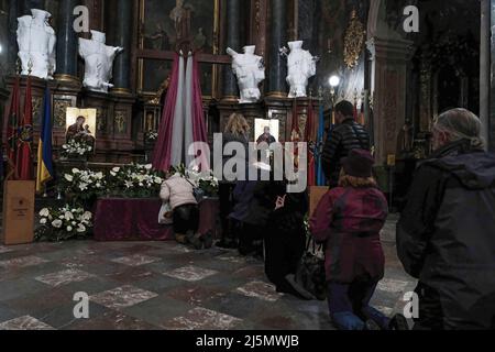 Lviv, Ukraine. 22nd avril 2022. Les dévotés sont vus sur leurs genoux lors des prières du Vendredi Saint à Lviv. Pâques orthodoxes observées dans la guerre Russie-Ukraine à Liv. Crédit : SOPA Images Limited/Alamy Live News Banque D'Images