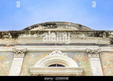 Façade supérieure d'un ancien bâtiment dans le vieux San Juan Banque D'Images