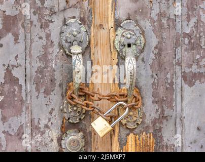 Détail d'une vieille porte avec un ensemble de poignées de porte en laiton dans le vieux San Juan Banque D'Images