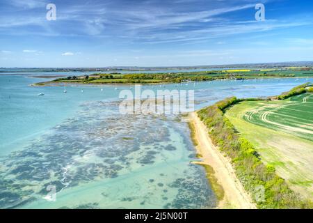 Photo aérienne sur l'estuaire près d'Itchenor dans le port de Chichester qui est plein de bateaux à voile à l'ancre dans ce bel emplacement. Banque D'Images