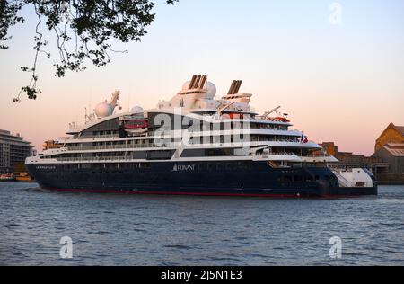 24/04/2022 Greenwich UK le Champlain est un navire de croisière de la classe Explorers exploité par Ponant et nommé d'après l'explorateur français Samuel de Champlain « T Banque D'Images