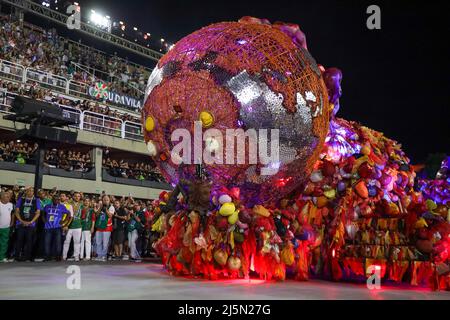 Rio de Janeiro, Brésil . 24th avril 2022. Des membres de l'école de samba de Grande Rio se sont performances pendant le défilé du Carnaval de Rio au Sambadrome marques de Sapucai à Rio de Janeiro, Brésil, en avril 24, 2022 crédit: Brésil photo Press/Alay Live News Banque D'Images