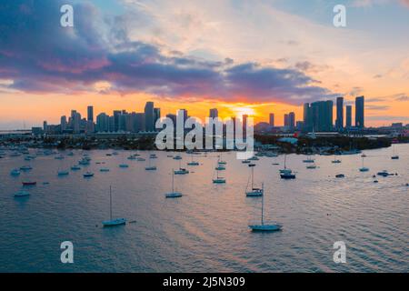 Magnifique coucher de soleil sur le centre-ville de Miami Banque D'Images