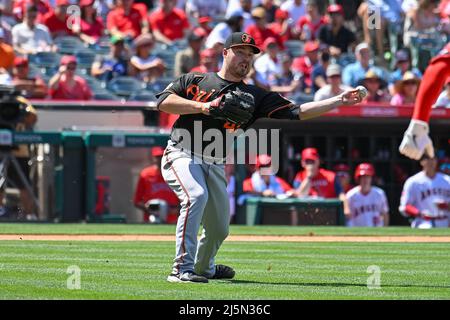 Anaheim, Californie, États-Unis. 24th avril 2022. Le pichet des Baltimore Orioles Keegan Akin (45) lance d'abord un coureur lors d'un match de baseball MLB entre les Baltimore Orioles et les Los Angeles Angels au Angel Stadium d'Anaheim, en Californie. Justin Fine/CSM/Alamy Live News Banque D'Images