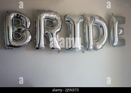 Mot mariée dans ballon d'air coincé sur le mur à l'intérieur d'un appartement. Salvador, Bahia, Brésil. Banque D'Images