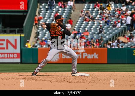 Anaheim, Californie, États-Unis. 24th avril 2022. Baltimore Orioles second baseman Chris Owings (11) joue en double lors d'un match de baseball MLB entre les Baltimore Orioles et les Los Angeles Angels au Angel Stadium d'Anaheim, en Californie. Justin Fine/CSM/Alamy Live News Banque D'Images