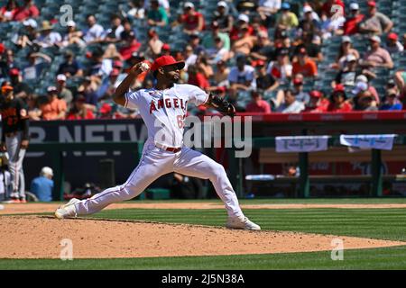 Anaheim, Californie, États-Unis. 24th avril 2022. Oliver Ortega (62), pichet de secours des Anges de Los Angeles, lors d'un match de baseball de la MLB entre les Orioles de Baltimore et les Anges de Los Angeles au stade Angel d'Anaheim, en Californie. Justin Fine/CSM/Alamy Live News Banque D'Images